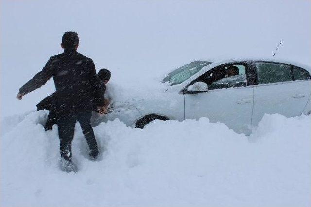 Yolcu Otobüsü Şarampole Devrildi: 6 Yaralı