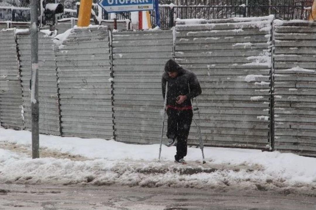 Kar Kimileri İ&ccedil;in &Ccedil;ile, Kimileri İ&ccedil;in Eğlence Oldu