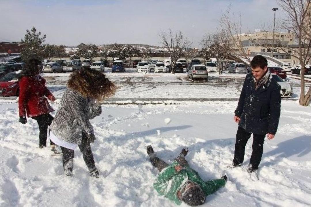 &Uuml;niversite &Ouml;ğrencilerinin Kar Keyfi