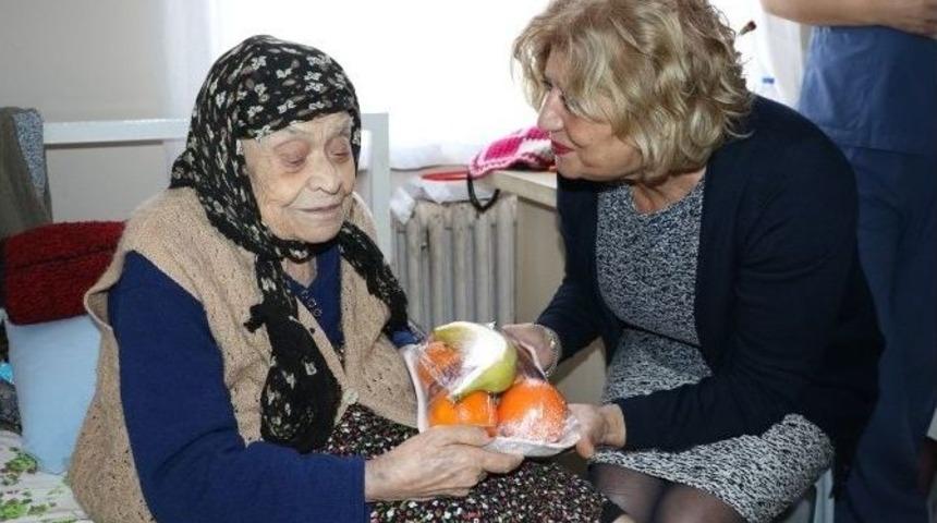 Ustamehmetoğlu&rsquo;ndan Huzurevi Sakinlerine Yılbaşı Ziyareti