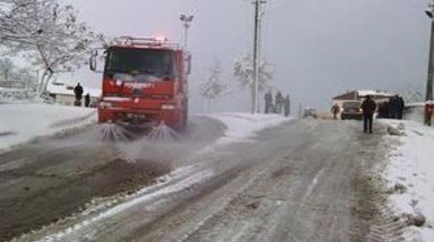 Alaplı&rsquo;da Karlı Yollar Deniz Suyuyla Temizleniyor