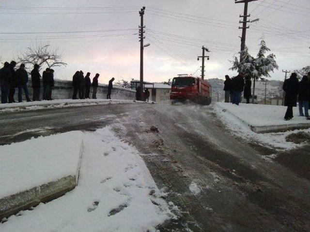 Alaplı’da Karlı Yollar Deniz Suyuyla Temizleniyor