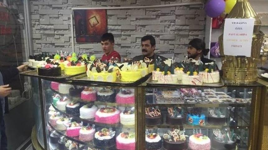 Bitlis&rsquo;te Yılbaşına &Ouml;zel Altınlı Pasta