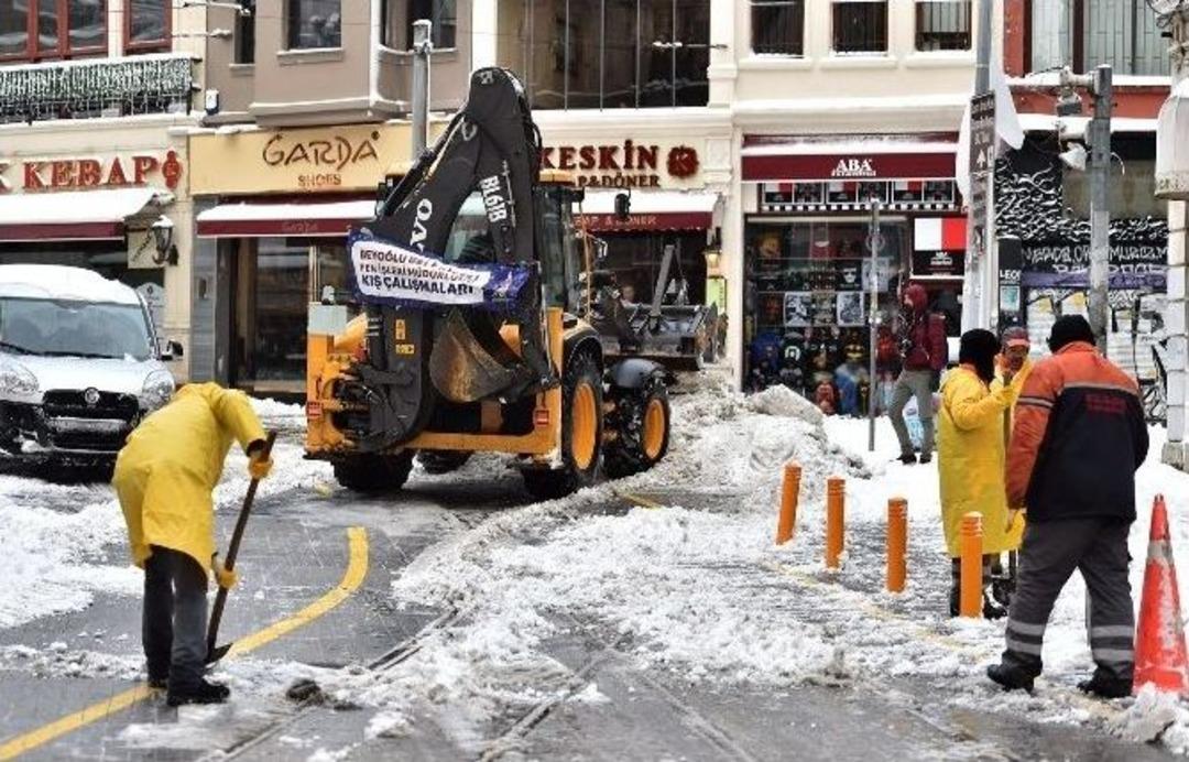 Beyoğlu&rsquo;nda Karla M&uuml;cadele Devam Ediyor