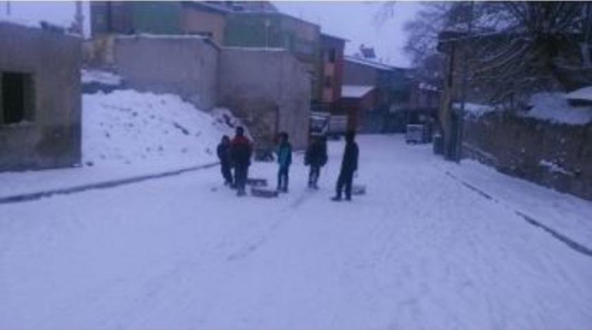 Pasinler&rsquo;de &Ccedil;ocuklar En Eğlenceli Şey Kızak Kaymak