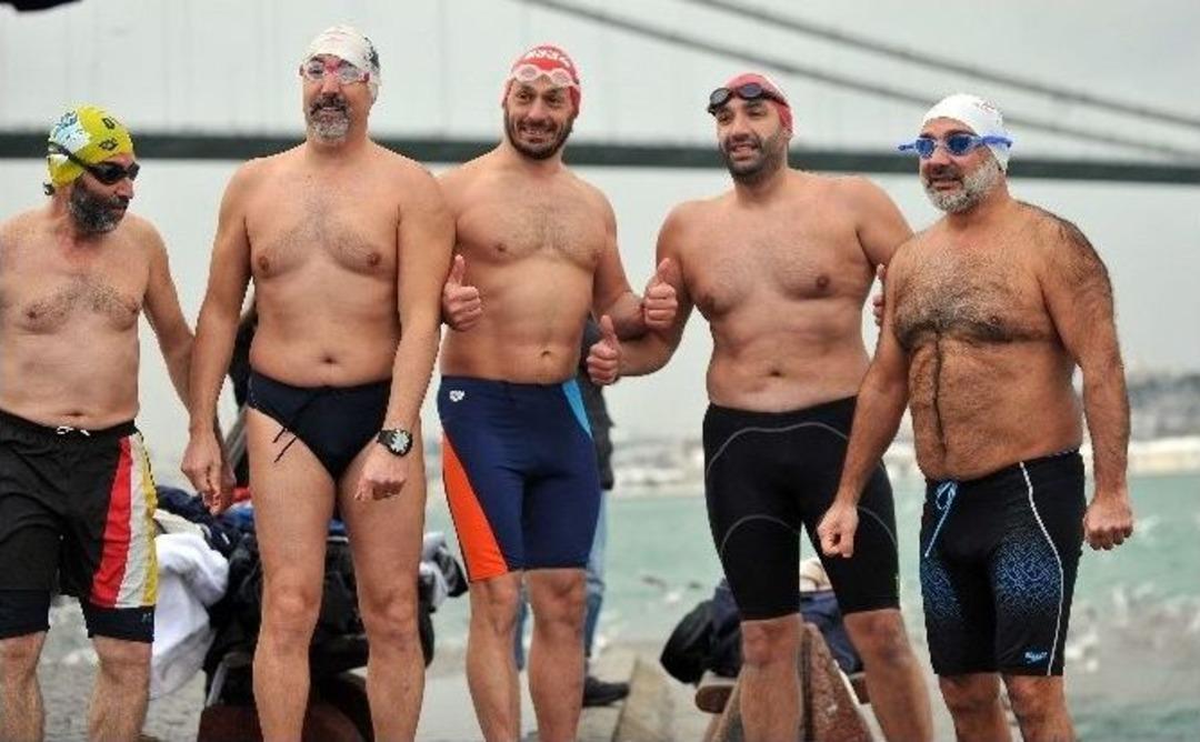 Eksi 10 Derece Soğukta Boğazın Sularında Y&uuml;zd&uuml;ler