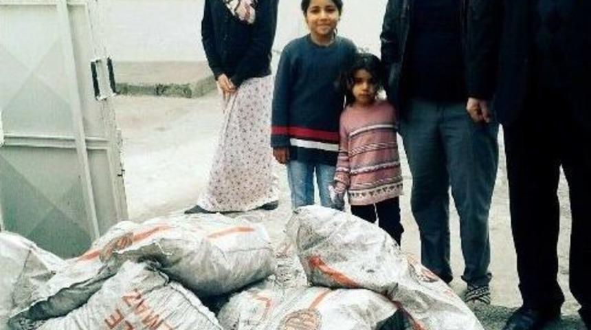 Suriyeli Aileler Devletin Dağıttığı K&ouml;m&uuml;rler İle Isınıyor