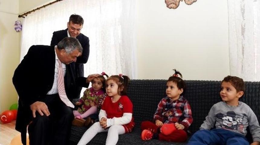 Başkan Karalar&rsquo;dan Sevgi Evleri&rsquo;ne S&uuml;rpriz Yılbaşı Ziyareti