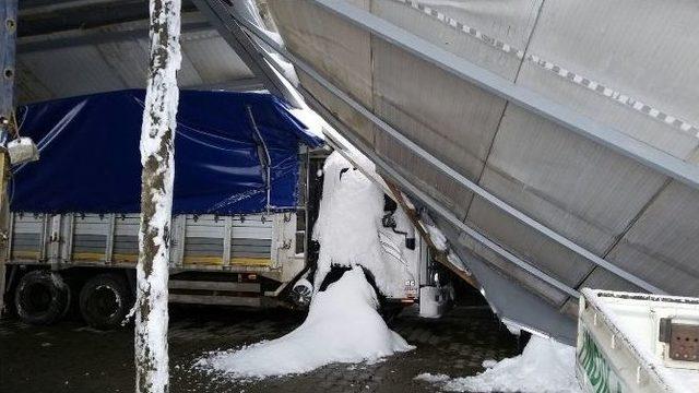 Kar Nedeniyle Kapalı Pazar Yeri Çöktü