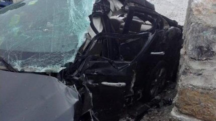 Yol Kenarındaki Duvara &Ccedil;arpan Otomobil Hurdaya D&ouml;nd&uuml;, 1 Yaralı