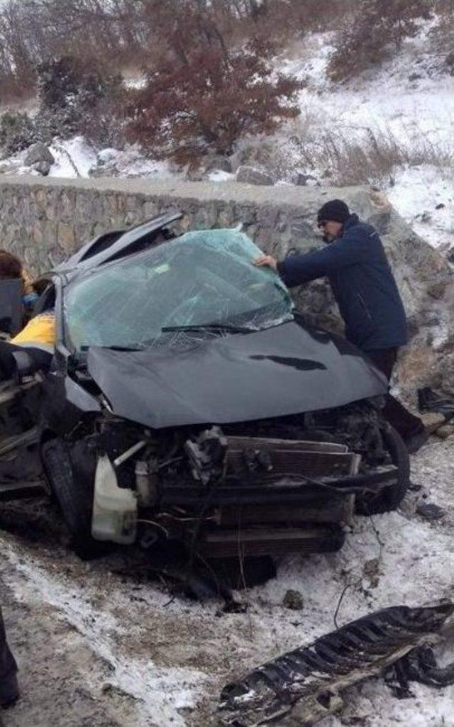 Yol Kenarındaki Duvara Çarpan Otomobil Hurdaya Döndü, 1 Yaralı