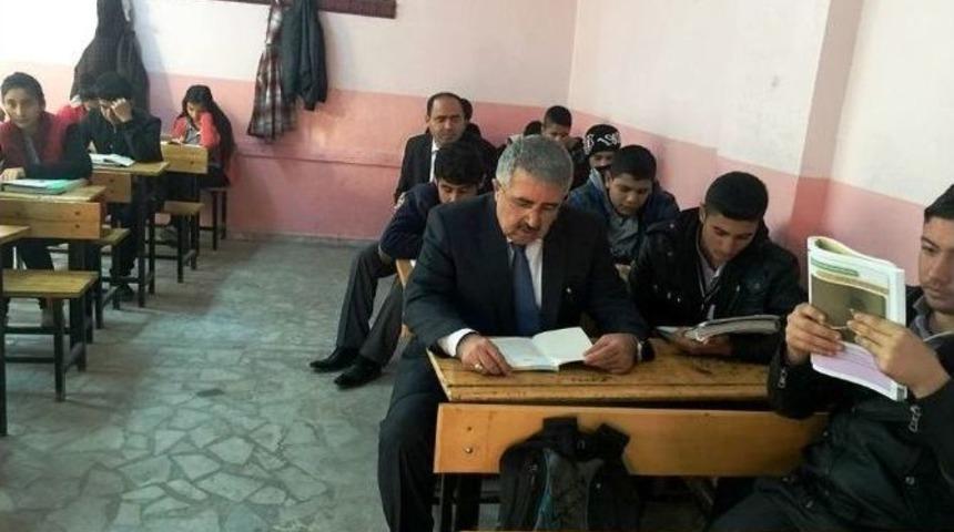 Milli Eğitim M&uuml;d&uuml;r&uuml; G&uuml;ndeş, &Ouml;ğrencilerle Birlikte Kitap Okudu