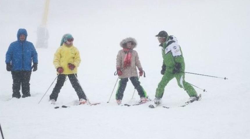 Uludağ&rsquo;a Karla Birlikte M&uuml;şteri De Yağdı