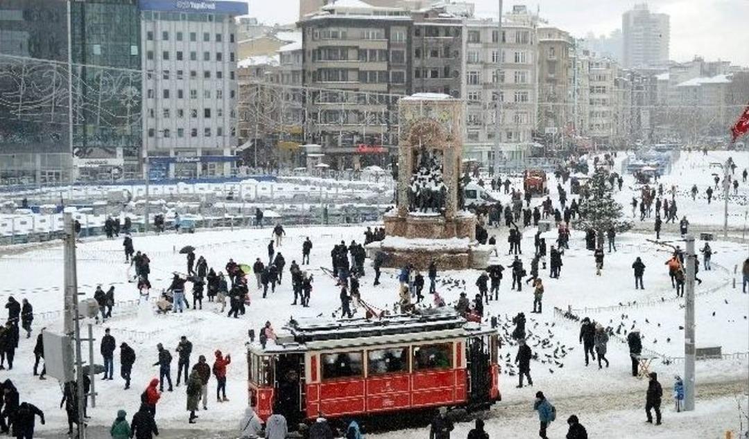 Karla Kaplı Taksim Meydanı&rsquo;nın Havadan G&ouml;r&uuml;n&uuml;ş&uuml;