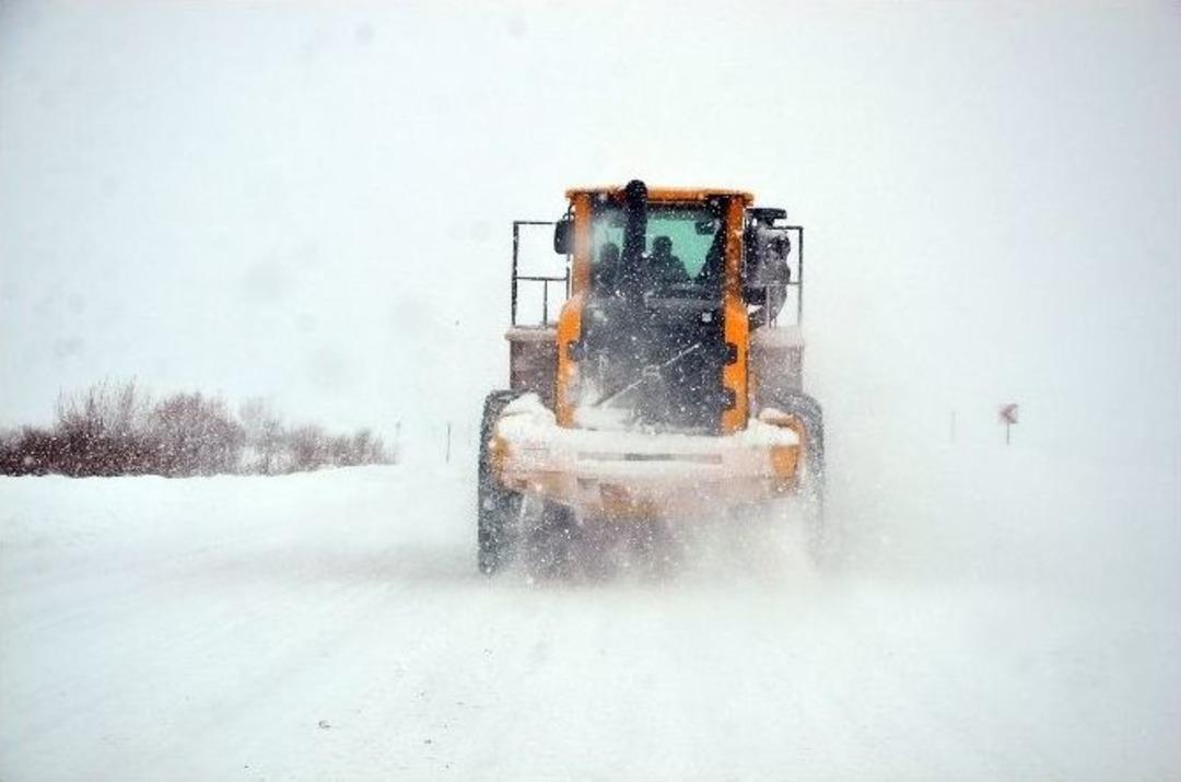 Yolda D&ouml;rt Saat Mahsur Kalan Dokuz Kişi Kurtarıldı