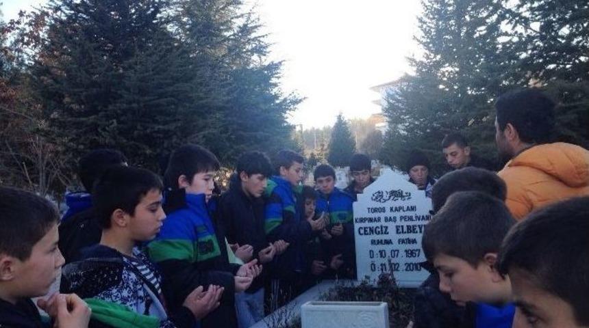 Pehlivanlar, Merhum Başpehlivan Elbeye&rsquo;nin Mezarını Ziyaret Ettiler