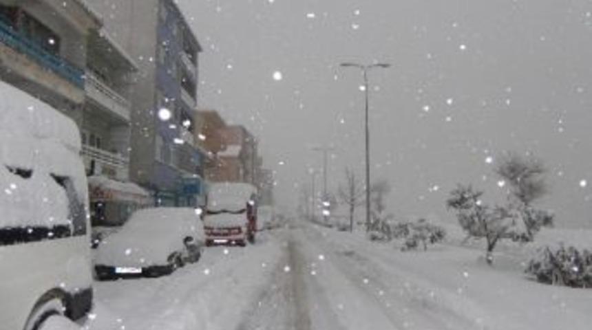 Okullar Tatil Edildi, K&ouml;y Yolları Kapandı İl&ccedil;ede Ulaşım Kesildi