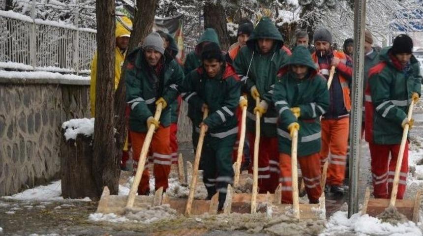 Belediyenin Karla M&uuml;cadelesi Başladı