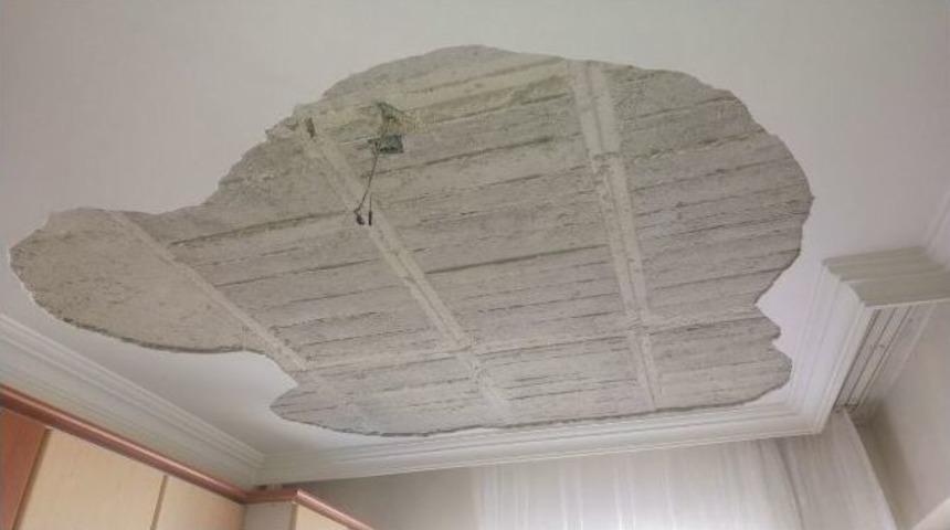 Yemek Yaparken Evin Tavanı &Uuml;zerine D&uuml;şt&uuml;