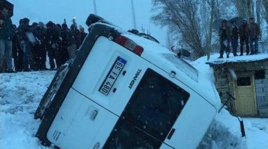 Minib&uuml;s Şarampole Yuvarlandı: 15 Yaralı