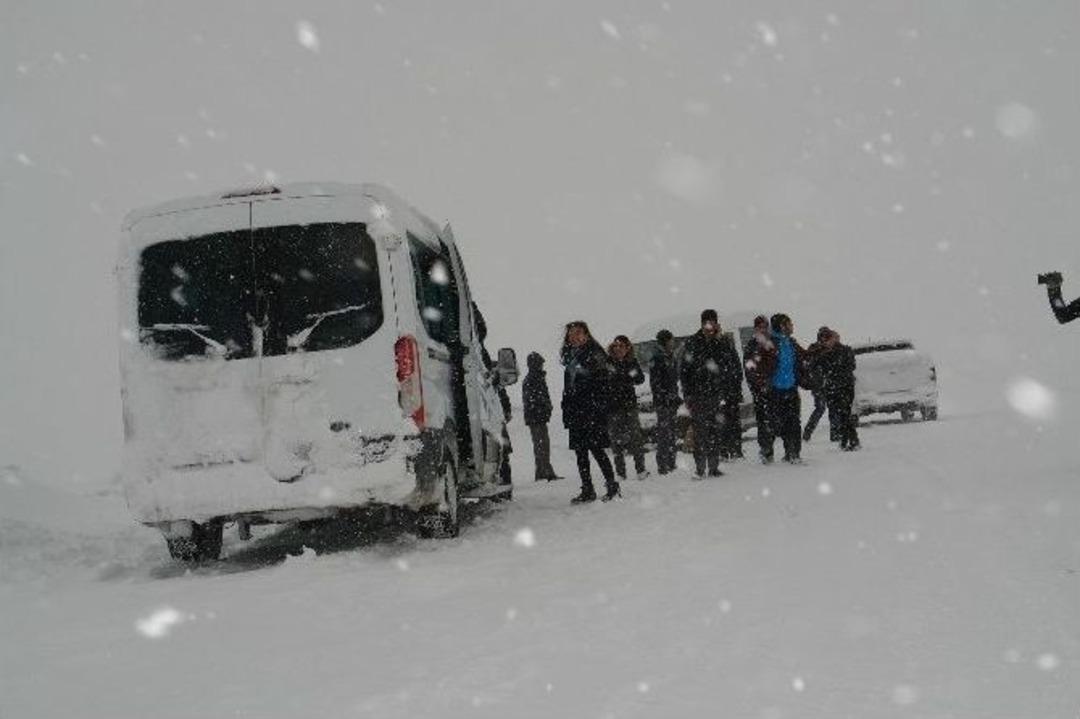 Y&uuml;ksekova&rsquo;da Mahsur Kalan 75 &Ouml;ğrenci Kurtarıldı