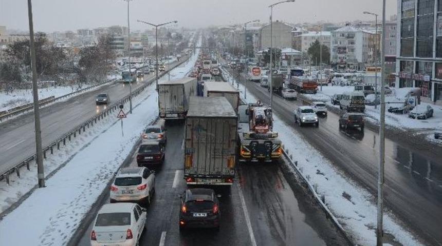 Tem&rsquo;deki Kaza D-100&rsquo;de Uzun Ara&ccedil; Kuyruğu Oluşturdu