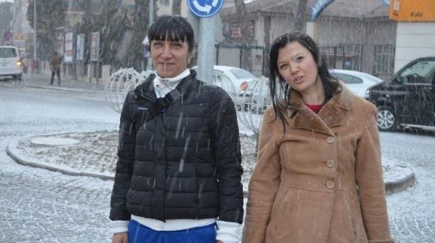 Kula&rsquo;da Beklenen Kar Yağışı Başladı