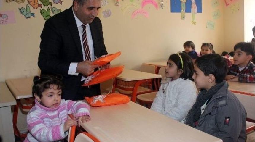 Savcıdan Suriyeli &Ccedil;ocuklara Yeni Yıl Hediyesi