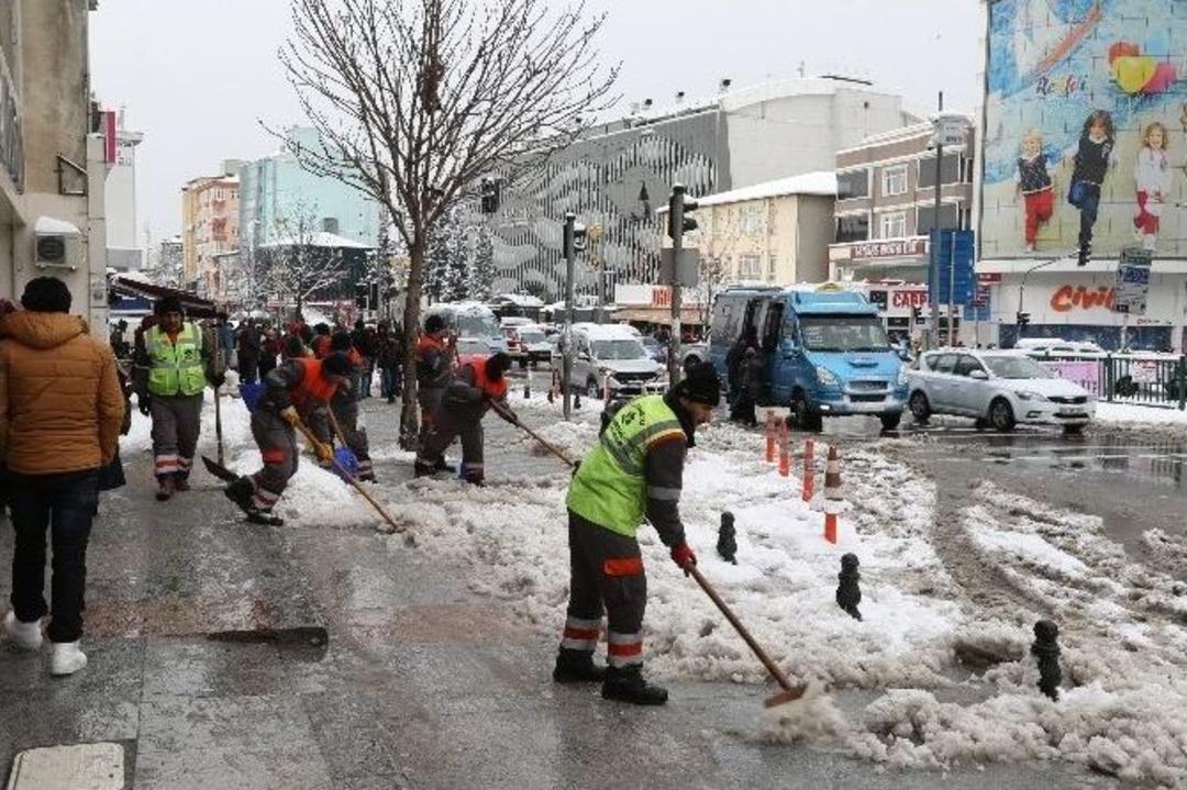 Sultanbeyli&rsquo;de Karla M&uuml;cadele &Ccedil;alışmaları Devam Ediyor