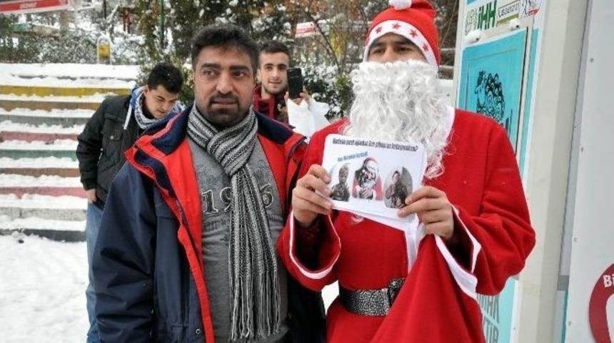 Hem Noel Baba Kıyafeti Giydi, Hem De &rsquo;kutlama Yapmayın&rsquo; Diye Uyardı