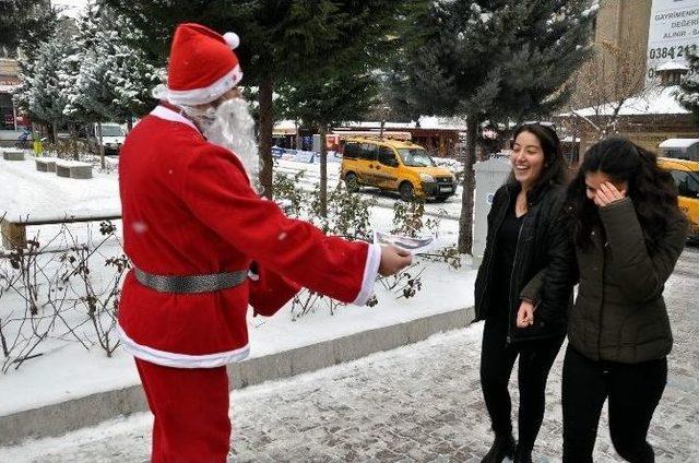 Hem Noel Baba Kıyafeti Giydi, Hem De ’kutlama Yapmayın’ Diye Uyardı