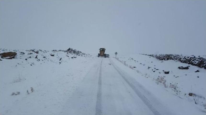 Kar Yağışı Nedeniyle Kapanan Yollar A&ccedil;ılıyor