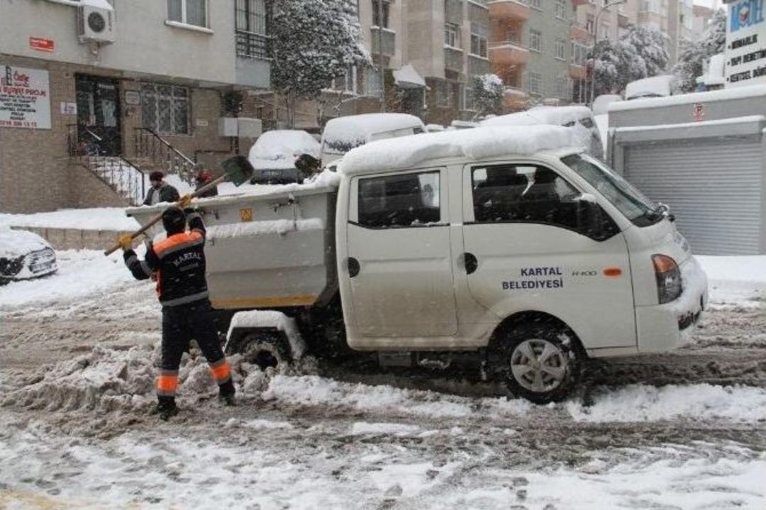 Kartal Belediyesi Karla M&uuml;cadele Ekipleri Aralıksız &Ccedil;alışıyor