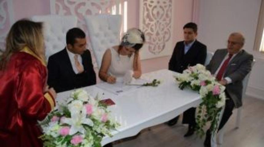 Nikah Odasının A&ccedil;ılışını Yapan Vali Şent&uuml;rk İlk Nikahın Da Şahidi Oldu