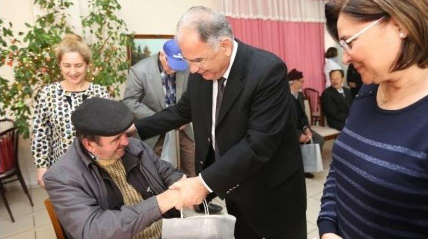 Başkan Bakıcı Personellerinin Ve Vatandaşların Yeni Yılını Kutladı