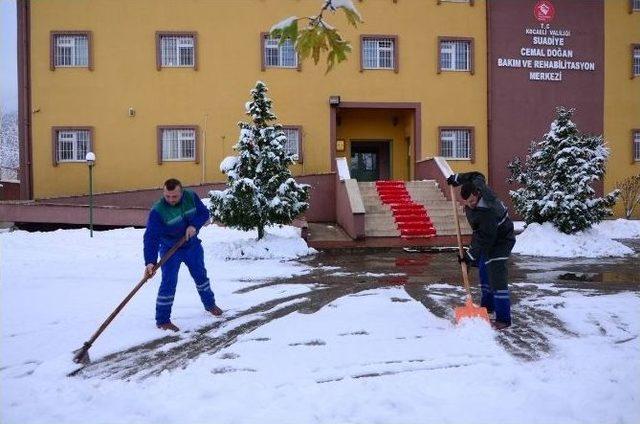 Kartepe’de Kar Küreme Çalışmaları Sürüyor