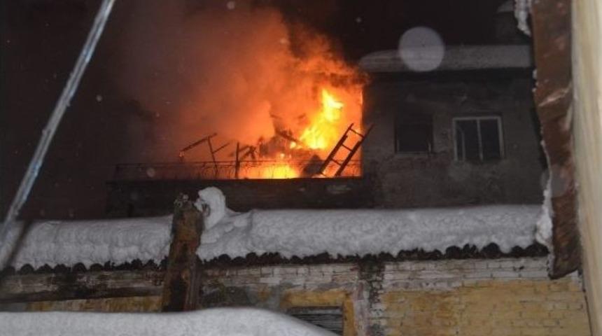 Boş Bina Alevlere Teslim Oldu