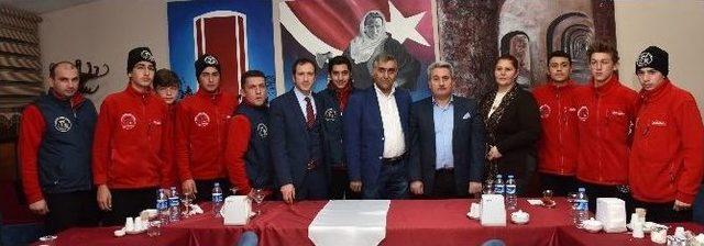 Bisiklet Sporcuları Büyükşehir’i Ziyaret Etti