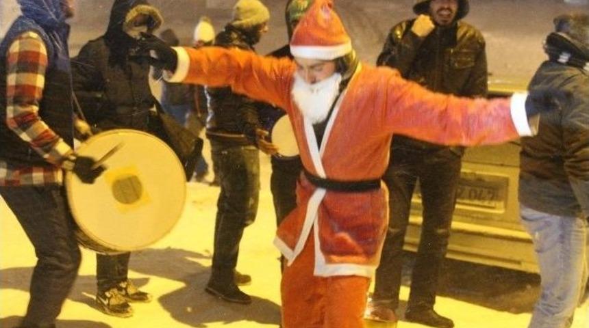 Uludağ&rsquo;da Noel Babaya Ateş Başında &Ccedil;iftetelli Oynattılar