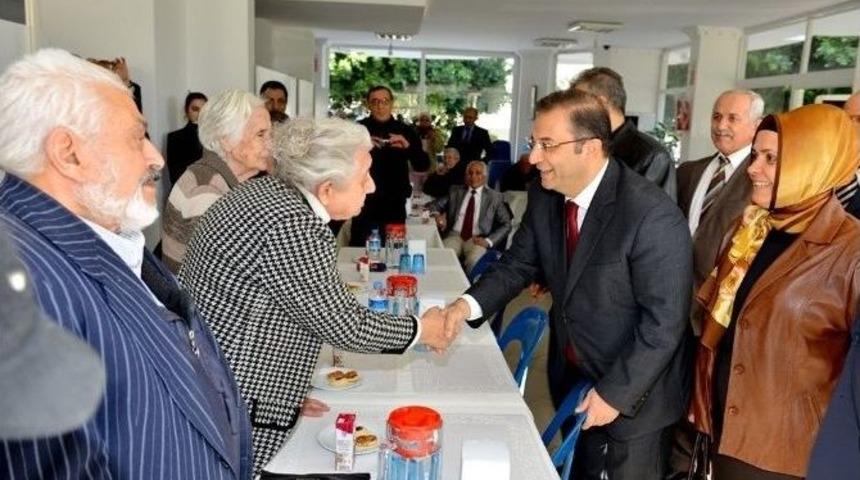 Vali T&uuml;rker&rsquo;den Huzurevi&rsquo;ne Yeni Yıl Ziyareti