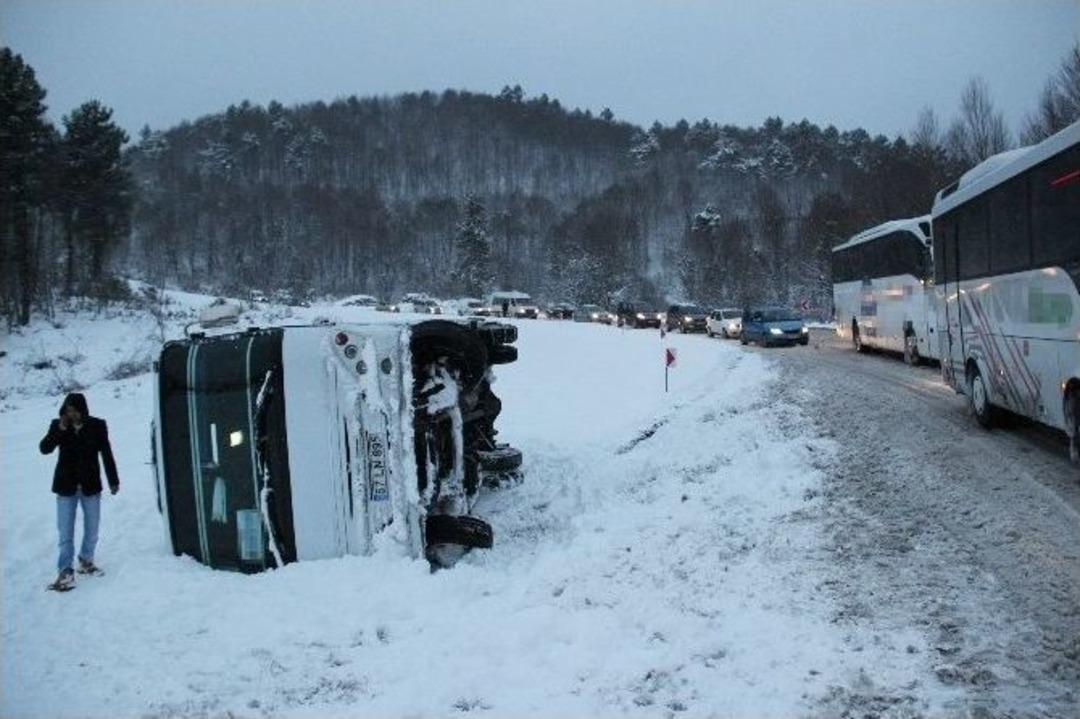 Zonguldak-istanbul Yolunda İş&ccedil;i Sevisi Devrildi: 4 Yaralı