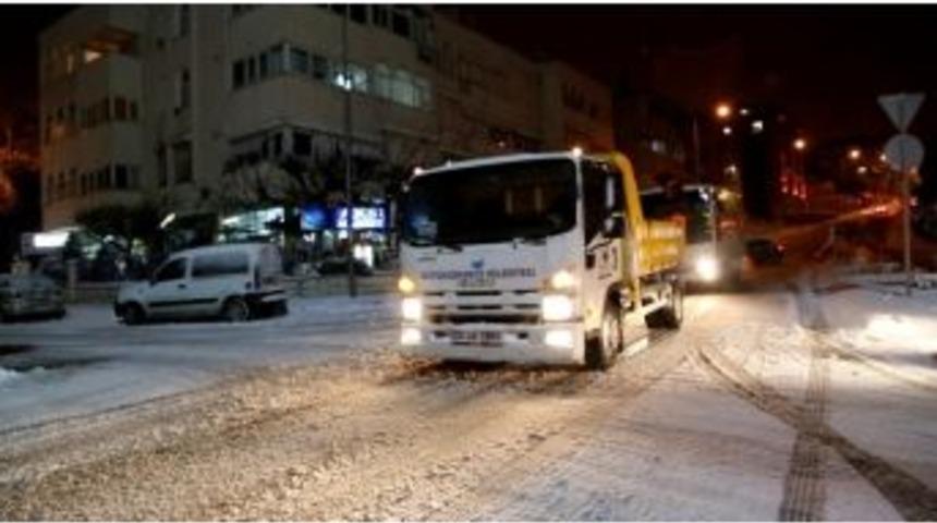 B&uuml;y&uuml;k&ccedil;ekmece&rsquo;de Karla M&uuml;cadele Ekipleri Gece G&uuml;nd&uuml;z &Ccedil;alışıyor