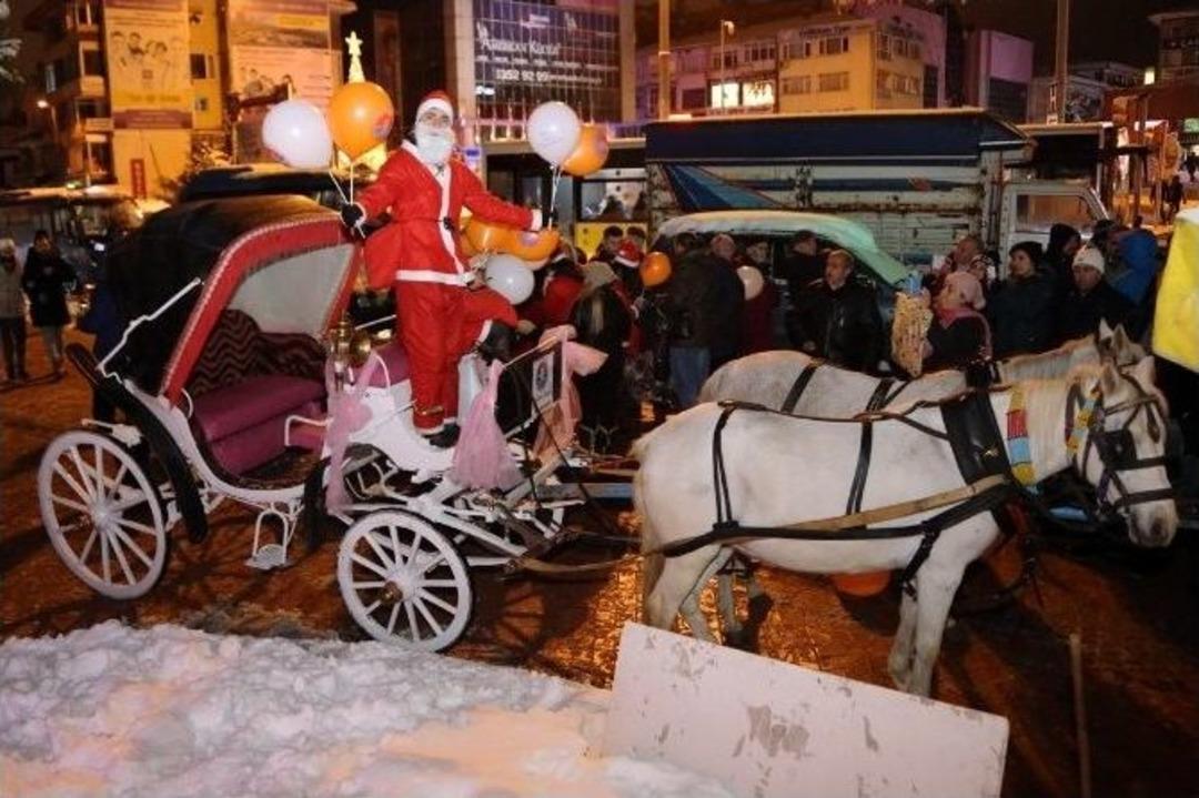 Noel Baba Ve Noel Anne Faytonla Hediye Dağıttı