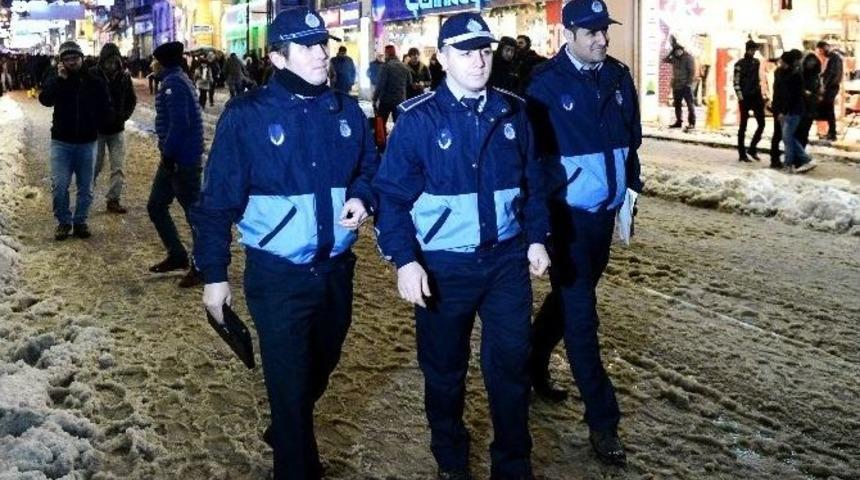 Taksim&rsquo;de Zabıtadan Tablet Bilgisayarlı Yılbaşı Denetimi