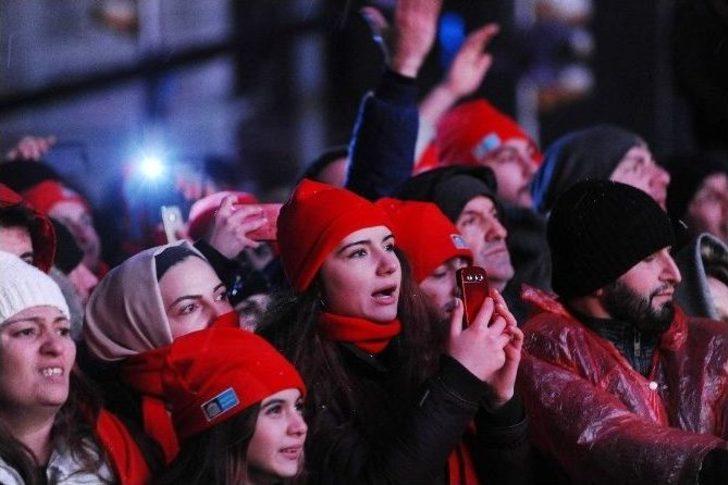 Kar Yağışına Aldırmadan Eğlenmeye Geldiler G1