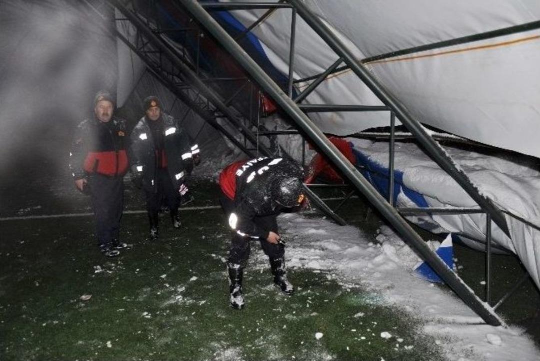 Muş&rsquo;ta Halı Saha &Ccedil;atısı &Ccedil;&ouml;kt&uuml;