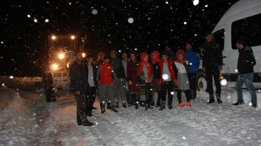 (&ouml;zel Haber) K&ouml;y Yolunda 3 Saat Mahsur Kalan &Ouml;ğrenciler Kurtarıldı
