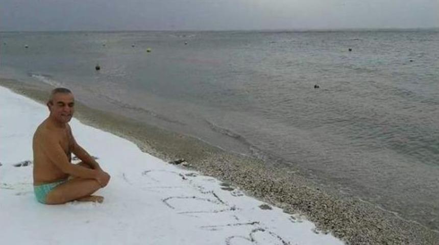 Yeni Yılı Kar Altında Denize Girerek Kutladı