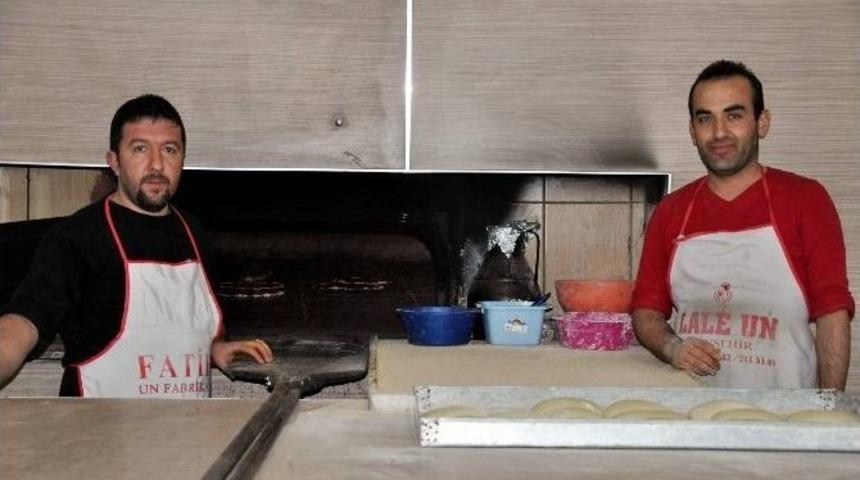 2016 Yılını Fırında &Ccedil;alışarak Karşıladılar