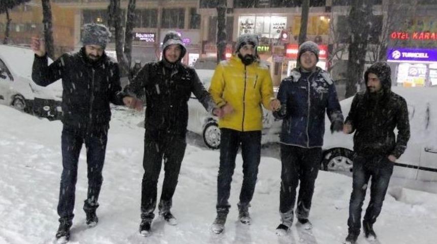 Yeni Yıla Kar Yağışı Altında Halay &Ccedil;ekerek Girdiler